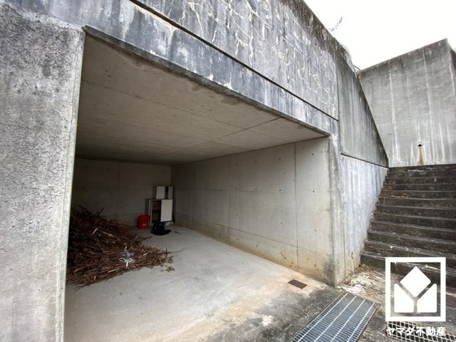 西宮市甲陽園東山町のその他|堀込ガレージ造成済み。重い荷物や雨の日の移動もスムーズで、快適なカーライフを実現。