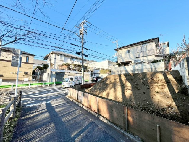 杉並区善福寺2丁目　建築条件無し売地の前面道路含む現地写真|現地写真

現地ご見学希望・資料請求などお気軽にお問い合わせ下さい！
03-5990-5201