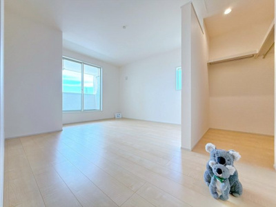 【洋室】 | 高崎市新町　新築住宅 | 明るい光が差し込む2階の洋室です！奥にはハンガーパイプが付いた大容量のウォークインクローゼットが備わっており、お洋服や季節物の寝具もすっきりと片付くため、お部屋を最大限に広くお使いいただけます♪