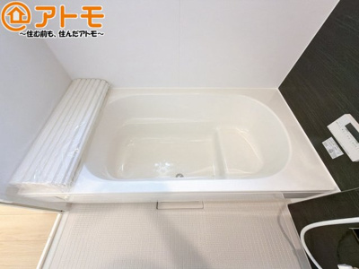 【浴室】 | 焼津市石津第6　新築戸建　全1棟 | お子様やお年寄りが使いやすいだけでなく、半身浴にも便利なベンチタイプの湯舟です。お湯の節約にも！