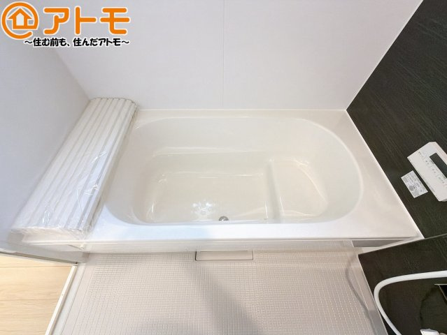 【浴室】 | 焼津市石津第6　新築戸建　全1棟 | お子様やお年寄りが使いやすいだけでなく、半身浴にも便利なベンチタイプの湯舟です。お湯の節約にも！