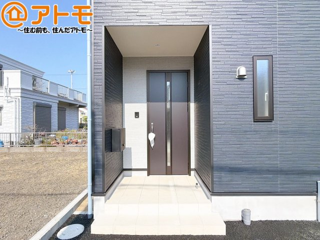 【玄関】 | 焼津市石津第6　新築戸建　全1棟 | 落ち着いた色合いの玄関はダブルロックで防犯性に優れた仕様になっています♪