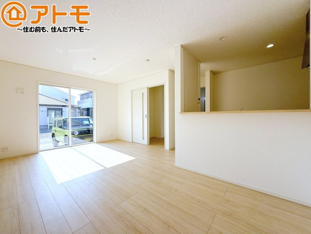 【居間・リビング】 | 焼津市石津第6　新築戸建　全1棟 | 日当たりのよいリビングは、一年を通してぽかぽかとしています。家族が自然と集まる空間になりそうですね♪