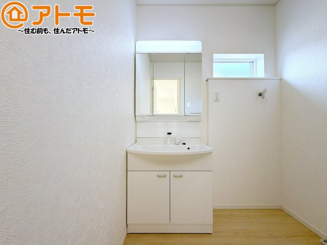 【独立洗面台】 | 焼津市石津第6　新築戸建　全1棟 | シャワータイプの洗面台は、洗濯物の土汚れなどの予洗いもしやすいため、お子様のいるご家庭でも大活躍！