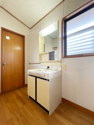 菅の台7丁目中古戸建の独立洗面台|2階廊下にある独立洗面台