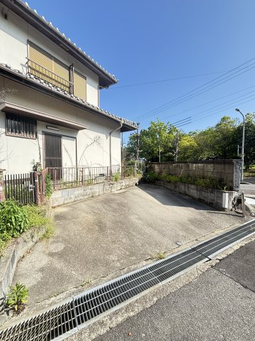 菅の台7丁目中古戸建のその他|敷地内駐車場は2台付（車種によります）