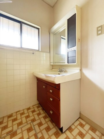菅の台7丁目中古戸建の独立洗面台|1階独立洗面台