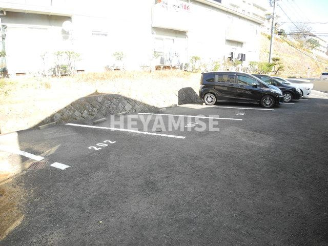 ヴィラウィステリア小ヶ倉Aの駐車場