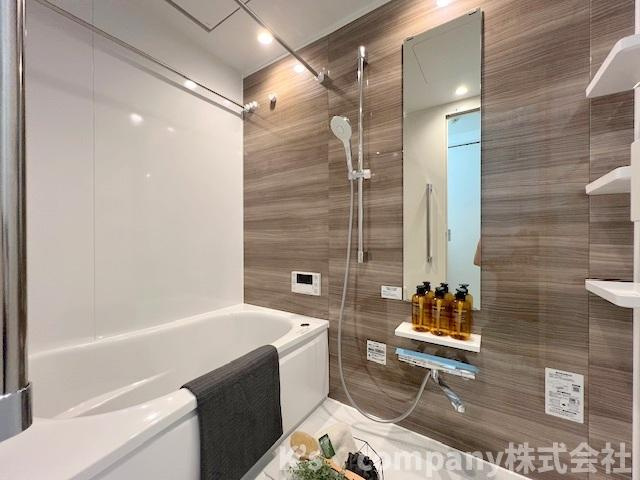 茅ヶ崎市共恵1丁目　ライオンズプラザ茅ヶ崎駅前の浴室|落ち着きのあるアクセントパネルが使用されており、疲れを癒す心地の良いスペース☆