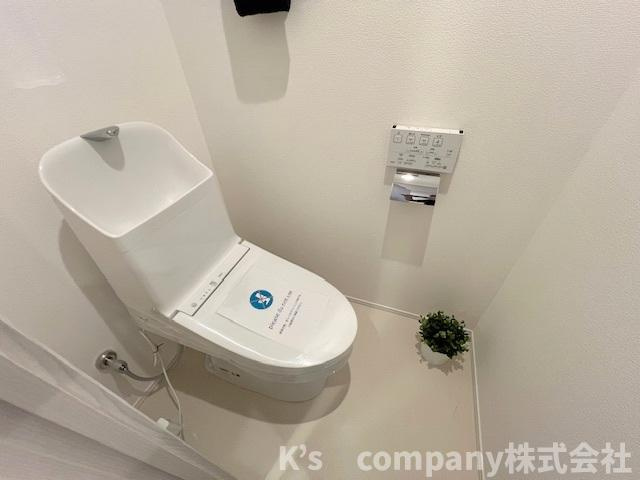 茅ヶ崎市共恵1丁目　ライオンズプラザ茅ヶ崎駅前のトイレ|白を基調とした清潔感のあるトイレ◇