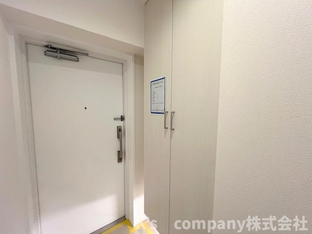 茅ヶ崎市共恵1丁目　ライオンズプラザ茅ヶ崎駅前の玄関|玄関横には収納力のあるシューズインクローゼット☆