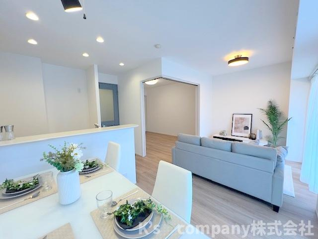 茅ヶ崎市共恵1丁目　ライオンズプラザ茅ヶ崎駅前の居間・リビング|リビングは広い窓から明るい日差しが入る、暖かみを感じられる空間☆