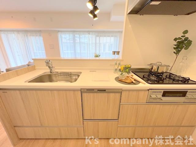 茅ヶ崎市共恵1丁目　ライオンズプラザ茅ヶ崎駅前のキッチン|キッチンスペース◇床との統一感がある木目調のシステムキッチン☆