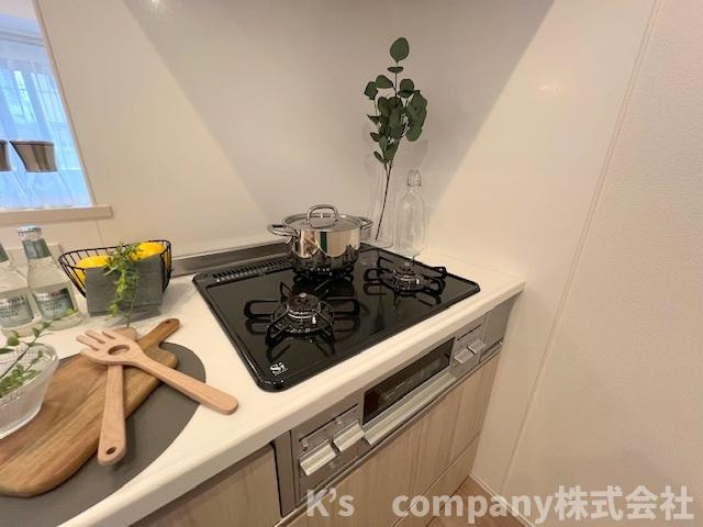 茅ヶ崎市共恵1丁目　ライオンズプラザ茅ヶ崎駅前のキッチン|三口ガスコンロでお料理の幅が広がります◇