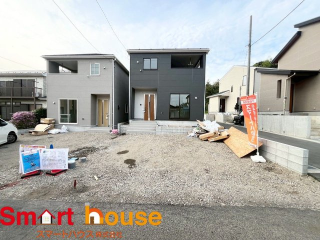 相模原市南区新戸第16　新築2棟の前面道路含む現地写真|お住まいの前面道路が広いと駐車が楽になり、陽当たりも遮られないので明るく居心地の良いお家になります♪