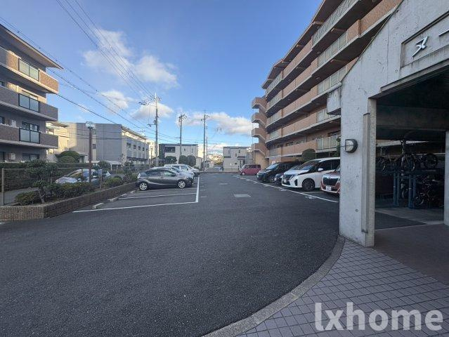 ヌーヴェレールIIIの駐車場