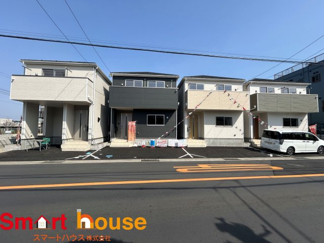 綾瀬市上土棚北第25　新築全4棟の外観|外壁が周囲の街並みと青空に生えるお洒落な仕上がり！周囲には高い建物のないエリア。青い空が大きく感じますね。