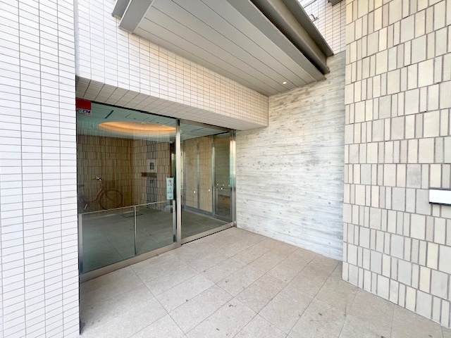 藤沢市鵠沼海岸5丁目　レーベン鵠沼海岸BLUENOVAのエントランス|外エントランス周辺スペース◇