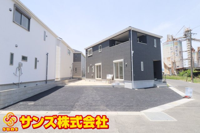 郡山市安積町笹川字高石坊　　　１号棟　　永盛小学校、安積中学区の外観|南東側から見た駐車場を含む外観♪