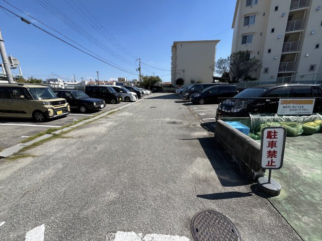 上田東町住宅2号棟の駐車場