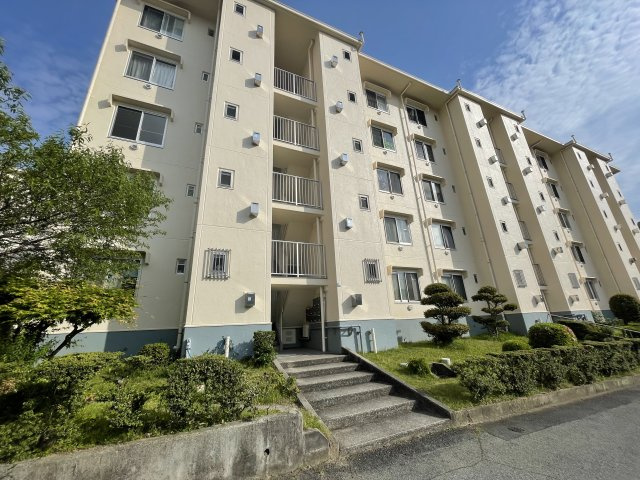上田東町住宅2号棟のエントランス