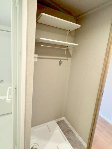ヴィルヌーブ保土ヶ谷Ⅲの独立洗面台|洗濯機置き場