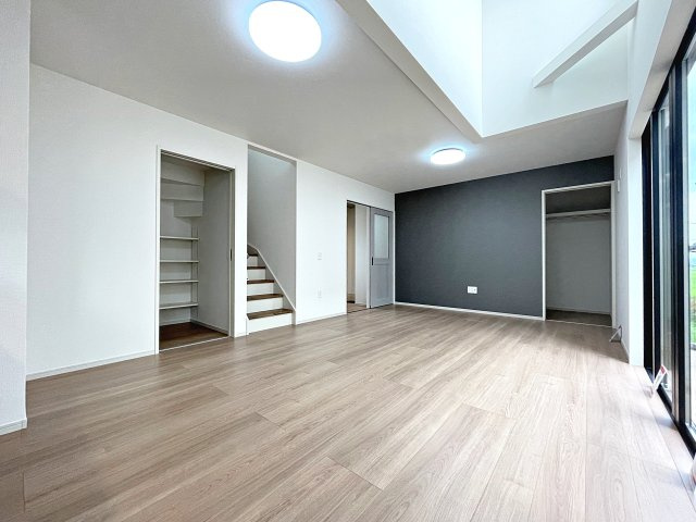新築戸建・新築建売　郡山市東原1期　富田東小・富田中の居間・リビング|広々としたLDKは19.5帖！一部吹抜で天井が高く明るく開放的なくつろぎの空間！