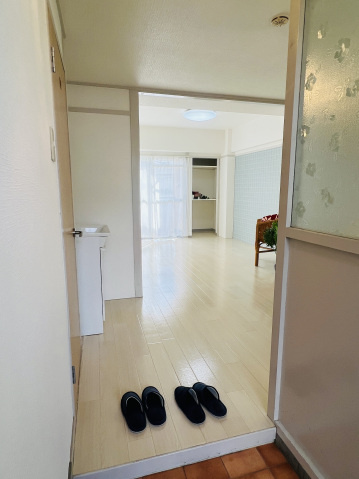 細田山ビルの玄関