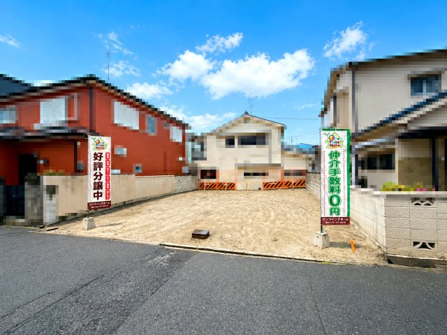 【外観】 | マイタウン寝屋川市木田町　プレミアム◇◆限定1区画での販売！◇◆ | 【現地写真】
広々間口約9.8ｍなので、駐車２台可能♪
スーパー・ドラッグストア徒歩5分圏内♪