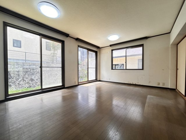 神戸市北区小倉台６丁目　中古戸建の居間・リビング