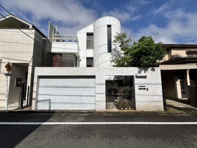 【外観】 | 南西向き6m公道に面し、陽当りも開放感も得られるロケーション。地階層を活かした三層構造の建築も検討可能です。前面道路が広いため、大型SUVの出し入れもスムーズに行え、毎日の外出がストレスフリーに♪