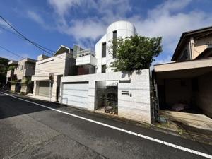 【外観】 | 穏やかな住宅街に位置する、建築条件なしの土地。お好みのハウスメーカーで、ご家族の理想を形にできます。現況は更地へ向けて解体中で、新しい暮らしの始まりを予感させる、整然とした街並みが広がっています。