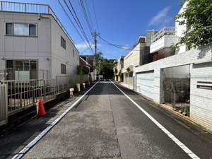 【前面道路含む現地写真】 | ゆとりある6m幅の公道が真っ直ぐ続く、見通しの良い道路。小さなお子様がいるご家族も、視認性が高く安心感があります。周辺は品格ある家々が並び、落ち着いた環境で静かなプライベートタイムを過ごせます！
