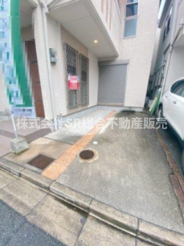 西石切町2丁目中古戸建の駐車場|お車をお持ちの方には必要な駐車場があり、自転車・バイクも置けます！