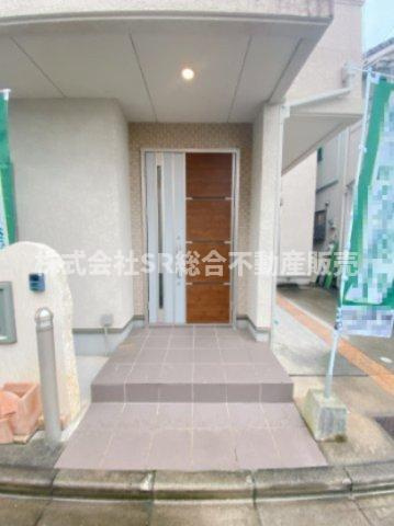 西石切町2丁目中古戸建の玄関|リフォームや住宅ローン・東大阪市の不動産の事なら弊社にお任せ下さいませ！
各地域の特徴・グルメ・裏道やその他、細かい情報等も熟知した
東大阪市出身のスタッフが新生活を送るお客様をサポート致します！
