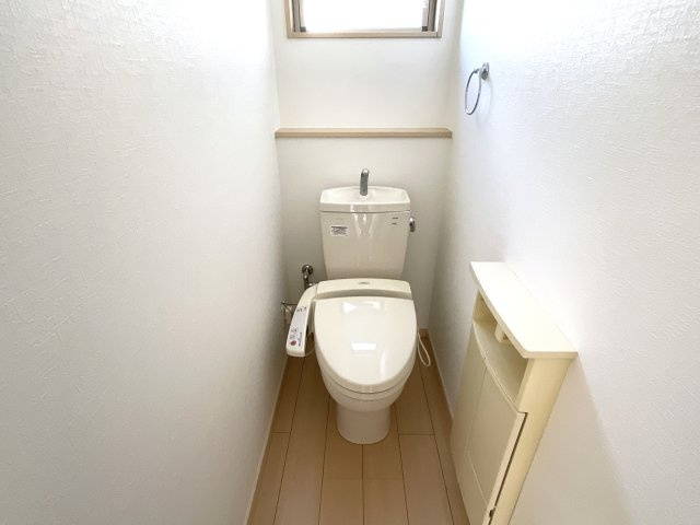 【トイレ】 | 宇治市大久保町久保 | トイレは1階と2階それぞれにあり、万が一の時でも安心ですね。忙しい朝のトイレ順番待ちも緩和されます。