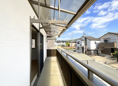 【バルコニー】 | 宇治市大久保町久保 | 南側にバルコニーがあるのもポイントです。洗濯物がよく乾き助かりますね！