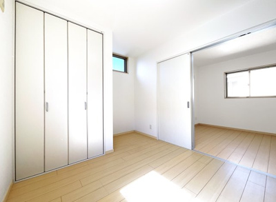 【洋室】 | 宇治市大久保町久保 | 【洋室5.2帖】どのお部屋にも収納があり、お部屋がしっかり片付きます。2階には3部屋の居室がございます。