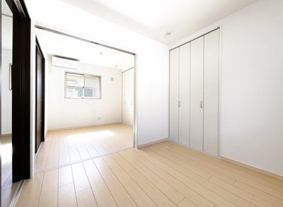【洋室】 | 宇治市大久保町久保 | 【洋室4.5帖】2部屋の居室は扉で繋がっています。扉を開放して9.7帖の広いお部屋として利用することも出来ます。ご家族の人数に合わせて変化出来る間取りです。