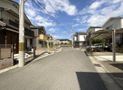【前面道路含む現地写真】 | 宇治市大久保町久保 | 前道の幅員が6ｍあるので、運転が苦手な方でも安心して駐車して頂けます。ご内覧のご予約はお気軽にお問合せ下さい！