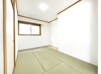 【和室】 | 宇治市大久保町久保 | 【和室5帖】LDKの続きにある和室です。押入れもしっかり完備されており、続きの扉を開放すれば更に広いスペースになりますね。