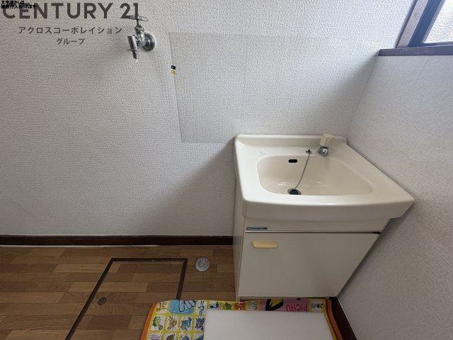 窓があり明るい洗面所です！