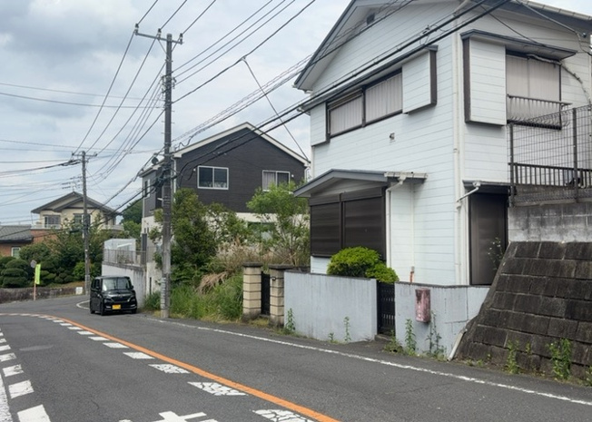 【外観】 | 土地購入を検討されている場合、境界杭がない状態で購入してしまうと境界確定測量をする必要があり、費用がかかります。購入の前に、売主、隣土地所有者立ち合いのもと境界を確定し境界杭を設置するのがベストです。