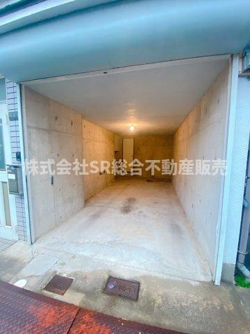 額田町中古戸建の駐車場|シャッター付き車庫があり、大事なお車を雨風から守れます！車庫と家を直接行き来できるので雨の日に濡れません。