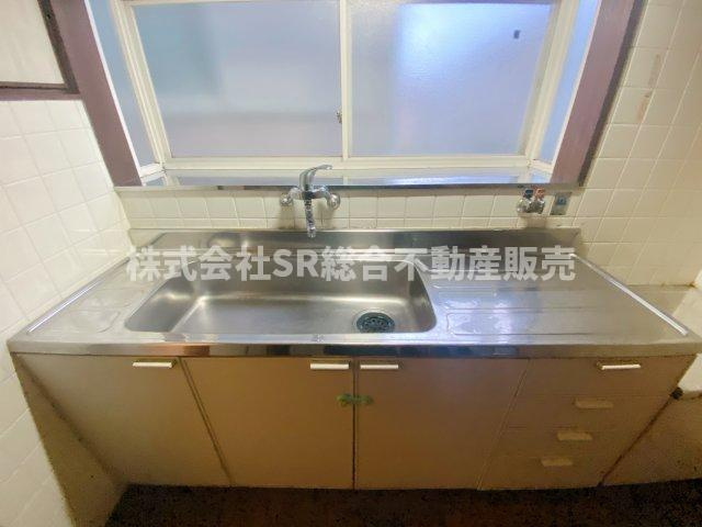 額田町中古戸建のキッチン|シンク・調理スペース十分な広さがあります。
