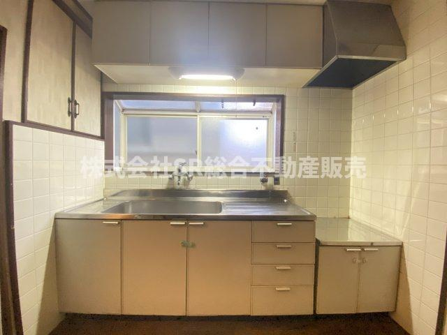 額田町中古戸建のキッチン|上下に収納がたくさんあり、使いやすいキッチンです♪