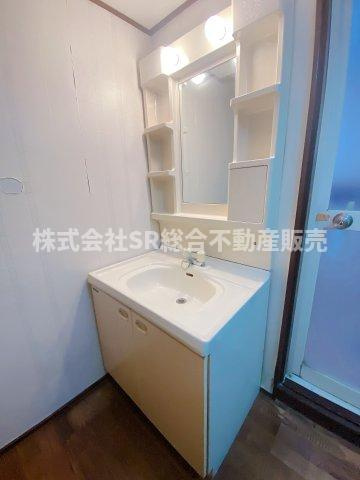 額田町中古戸建の独立洗面台|独立洗面台、小物を置くことができて便利です！