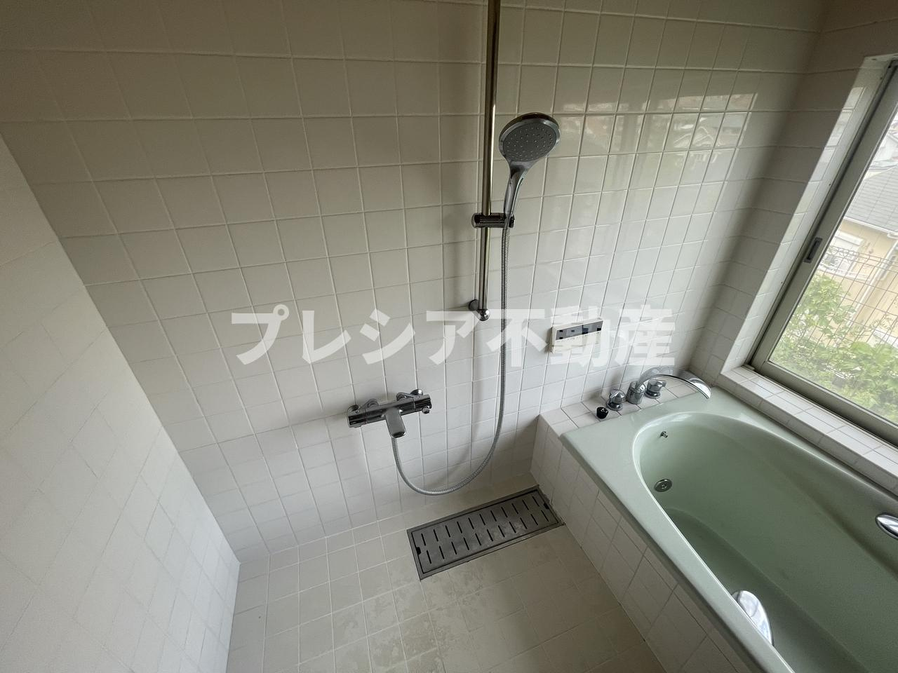 木津山町戸建の浴室