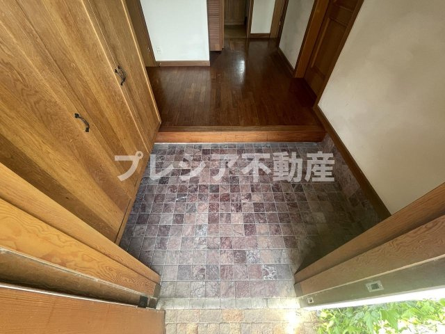 木津山町戸建の玄関