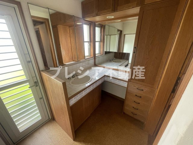 木津山町戸建の独立洗面台